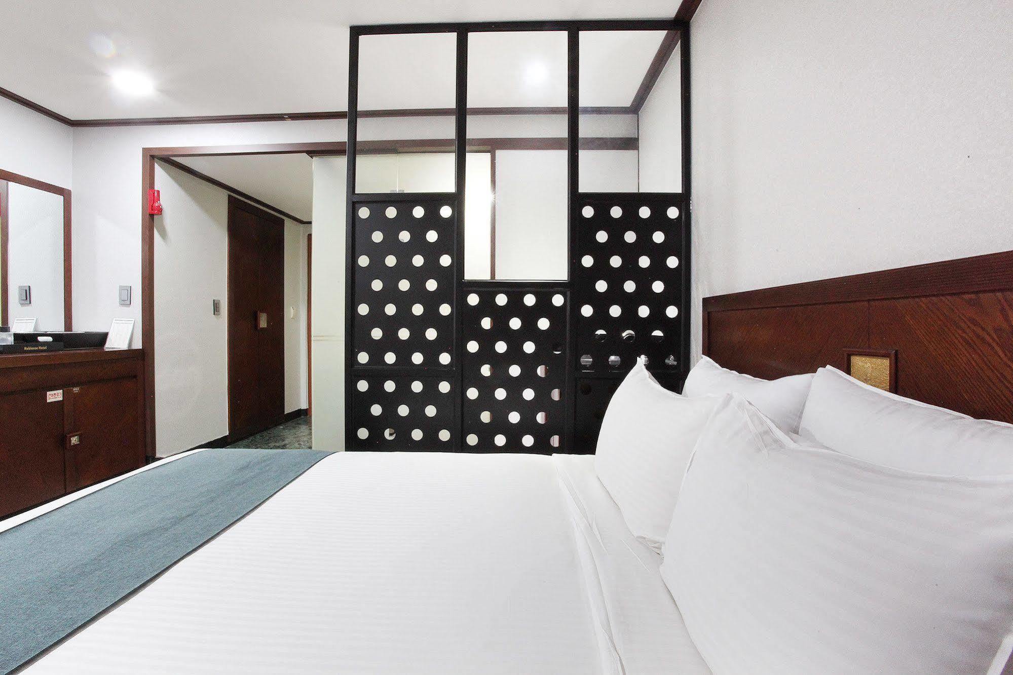 Noblesse Hotel เมืองเชจู ภายนอก รูปภาพ